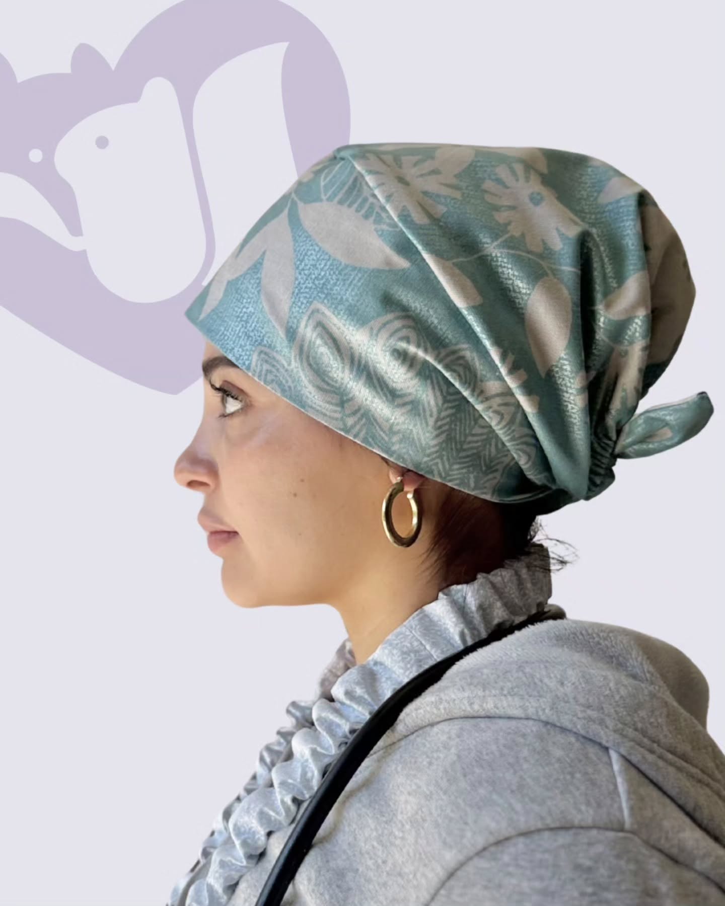 Gorra Celeste con estampado floral celeste y sage, vista de perfil